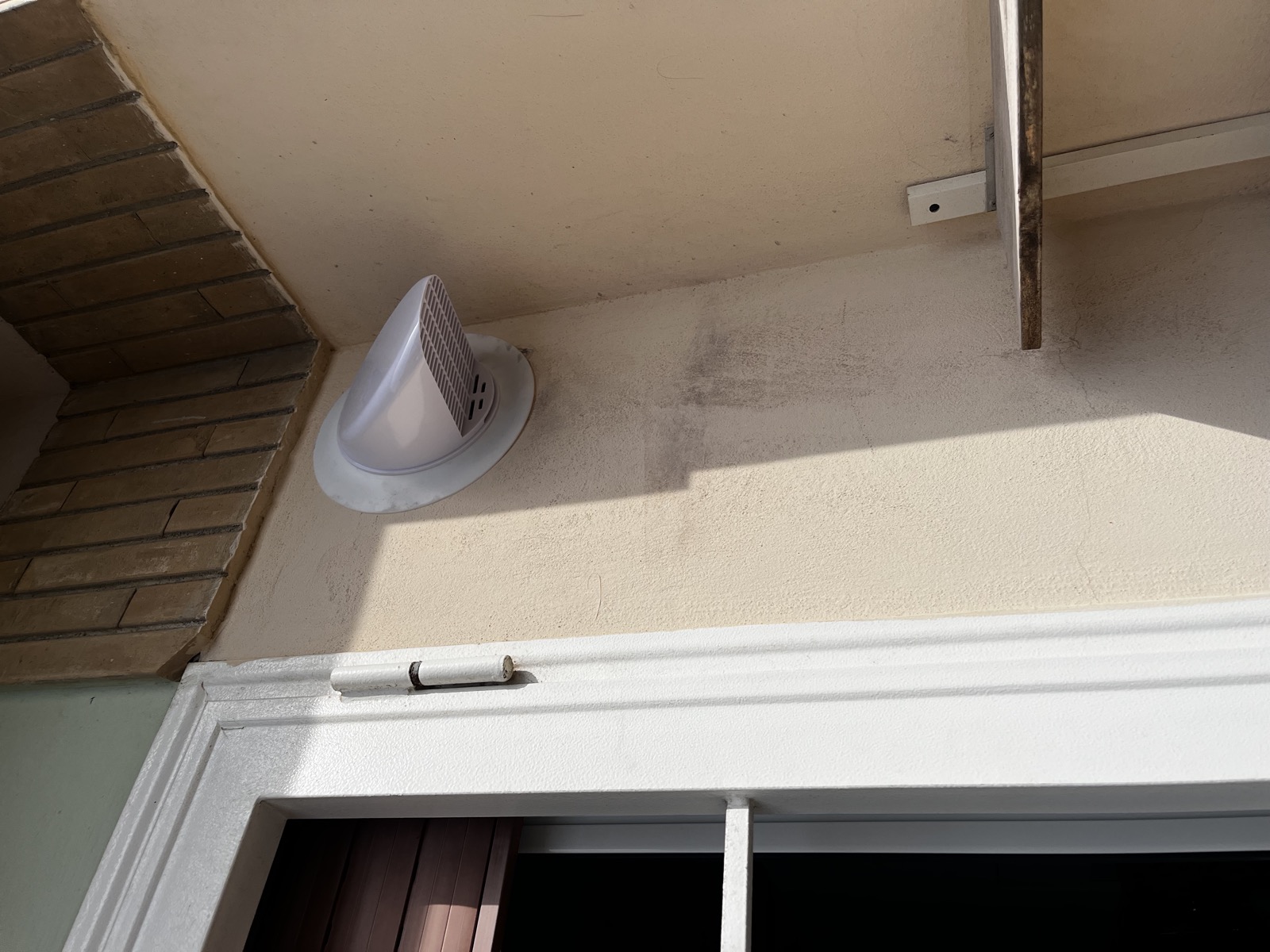 Presa d'aria esterna della VMC installata sul muro