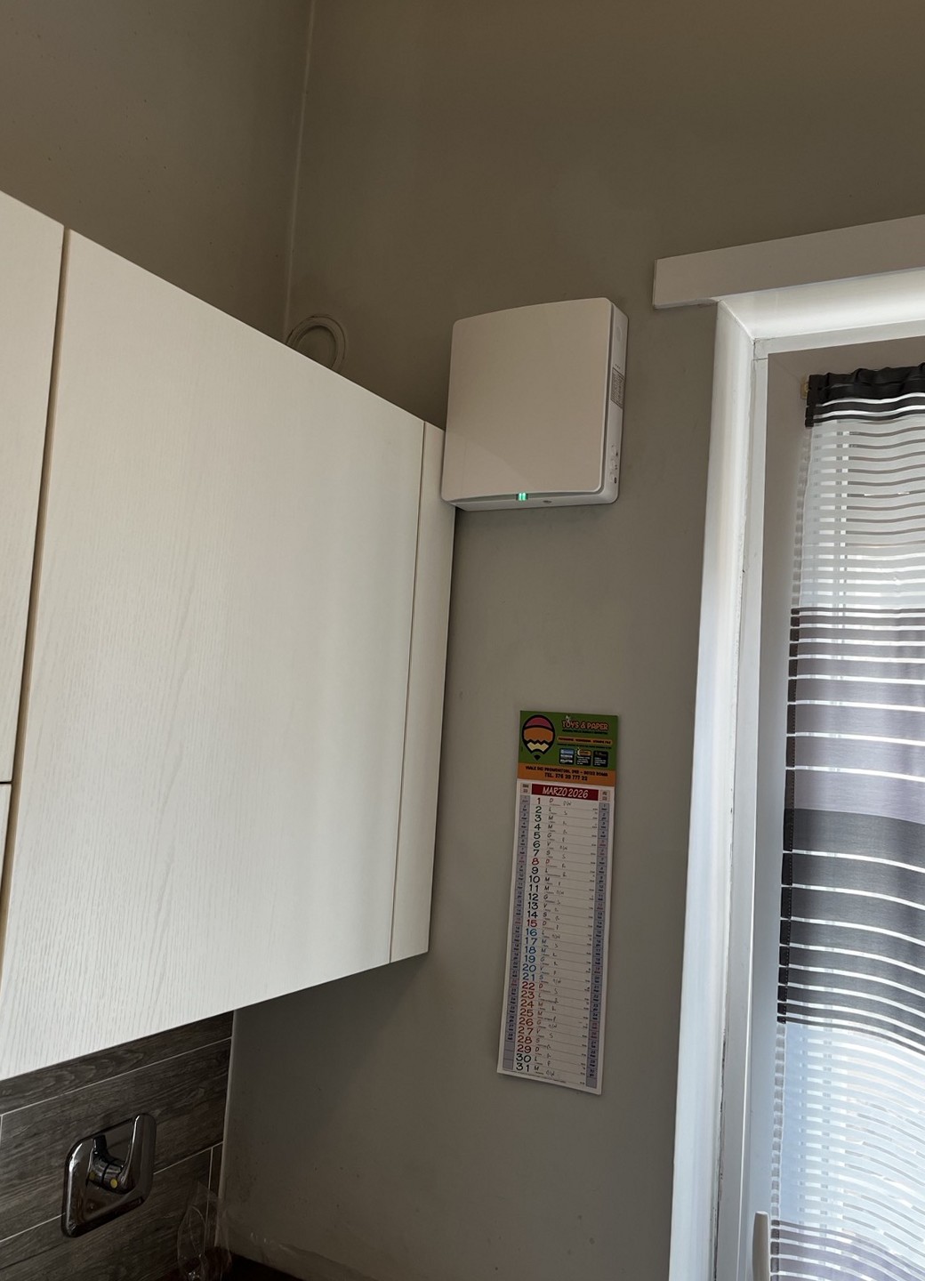Unità VMC interna installata a parete in una cucina